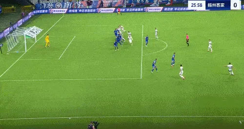 约契奇禁区跃起头球攻门，皮球击中球门立柱