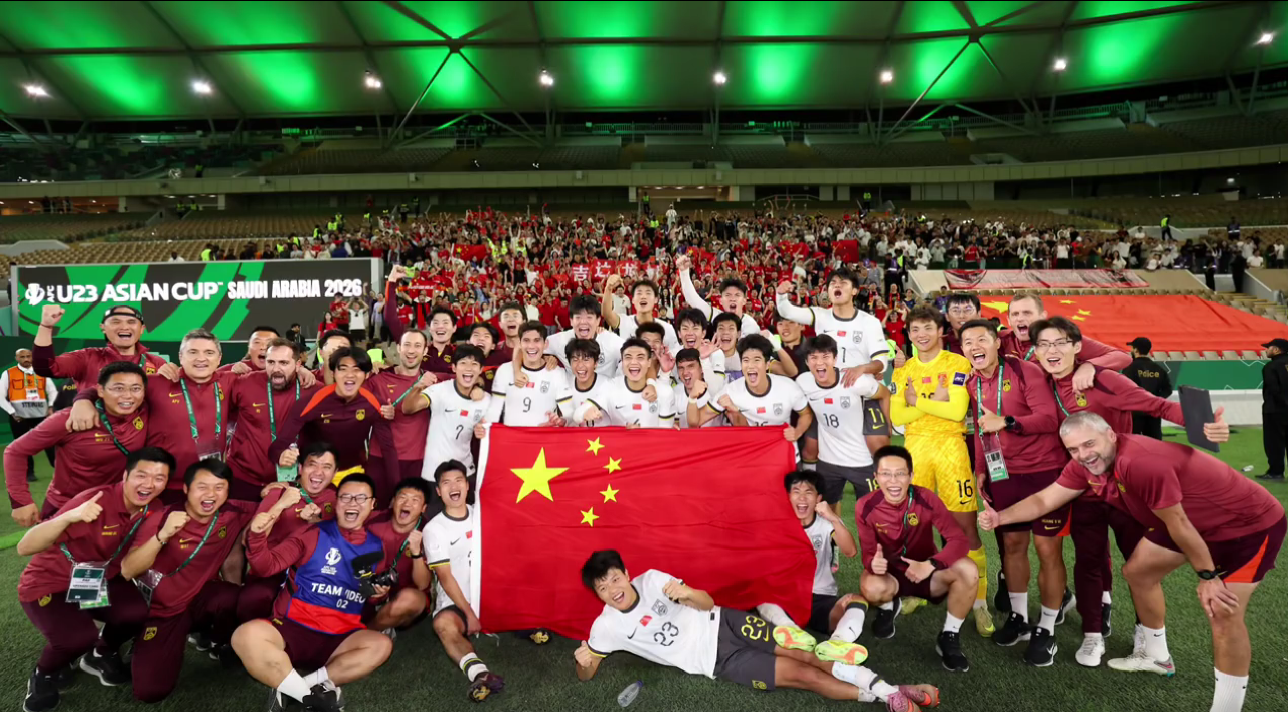 皇冠体育-有爱!鲍世蒙爸妈率10位家人为国足加油,安东尼奥吃惊全队哄堂大笑