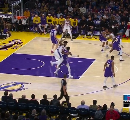 Crowns Sports-这球犯规吗？艾顿卡位对恩比德犯规 前者一脸无辜表示不解