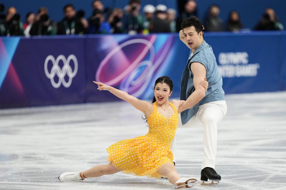 皇冠体育-冬奥会花样滑冰团体赛：王诗玥/柳鑫宇获得64.92分