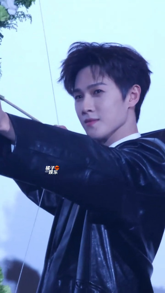 Crowns Sports-李昀锐还原诸葛玥射箭名场面|冰湖重生|一箭_新浪体育_新浪新闻